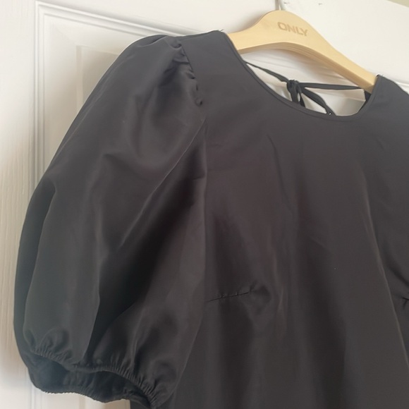 H&M Puff-sleeved dress with cut out section at the back with lace-up ties - Picture 4 of 8
